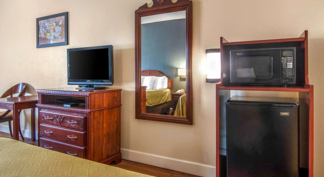 Четырёхместный номер Standard Econo Lodge Inn & Suites near Chickamauga Battlefield