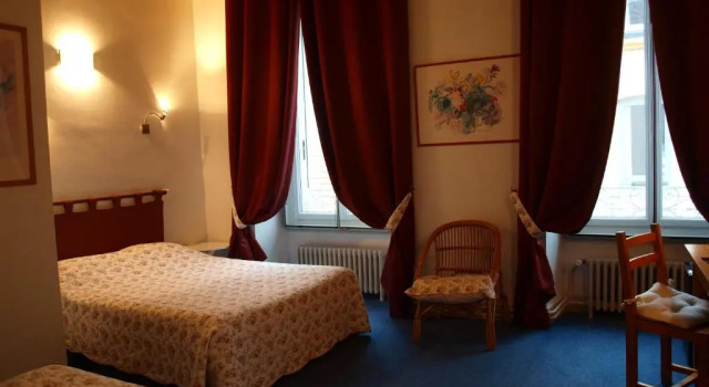 Четырёхместный номер Standard Fasthotel Pau-Centre HOTEL ADOUR