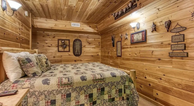 Mystic Mountain - Great Location! Close To All The Action! 2 Bedroom Cabin by RedAwning