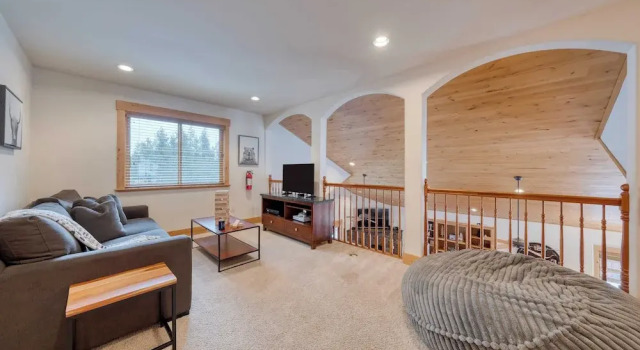 5 Mins to Ski Resort Ping Pong, Pool Table, Deck Donner Ridge by Avantstay