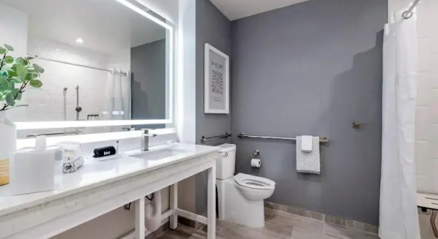 Четырёхместный номер Standard Cambria Hotel & Suites Plymouth