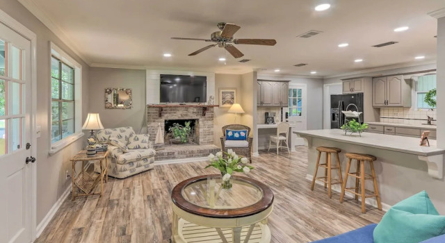 Коттедж 1 Mi to Old Town Bluffton: Home w/ Screened Porch