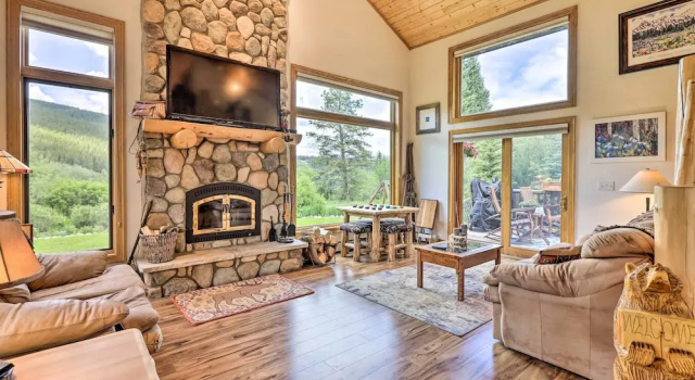 Коттедж с 3 комнатами Alpine Escape w/ Mtn Views in Blue River!