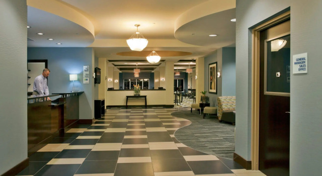 Holiday Inn Express Hotel & Suites Largo-Clearwater, an IHG Hotel, Buchen Sie Hotel Largo Pinellas County
