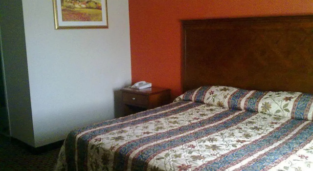 Travelodge by Wyndham Jersey City, Забронировать Отель Отели Джерси-Сити с парковкой, рядом с Carrier Clinic, Парковка