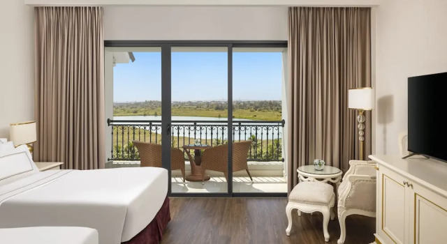 Номер Deluxe с балконом и с видом на озеро Vinpearl Cua Hoi, Affiliated by Meliá
