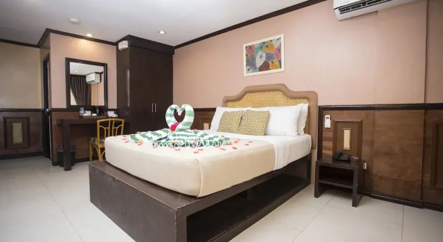 John's Apartelle