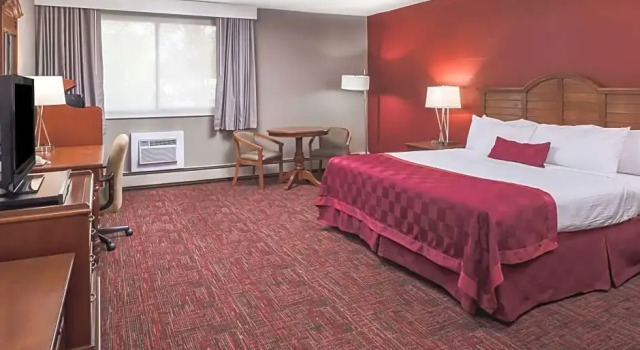 Двухместный номер Standard с видом на бассейн Ramada by Wyndham Grand Forks