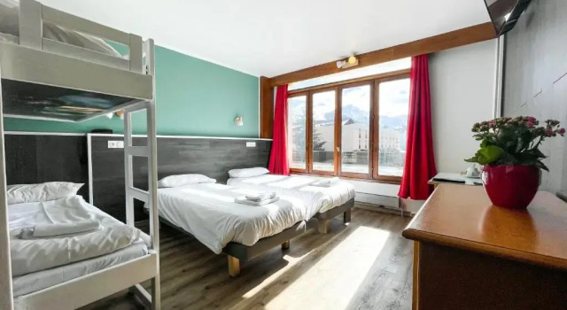 Четырёхместный номер Standard с видом на горы Atmosphere Hotel