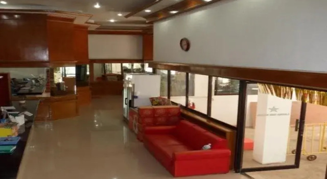 Lanna Inn Hotel(โรงแรมลานนา ออคิดส์), Забронировать Отель Отели Хатъяй с парковкой, рядом с Рынок Сантисук, Парковка