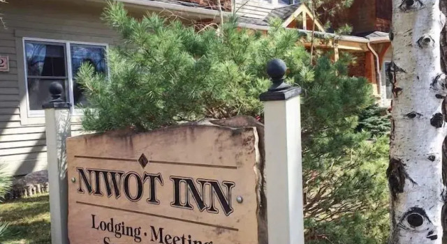 Niwot Inn & Spa, Rezerwuj Ośrodek wypoczynkowy Hotele w Niwot z parkingiem, Parking