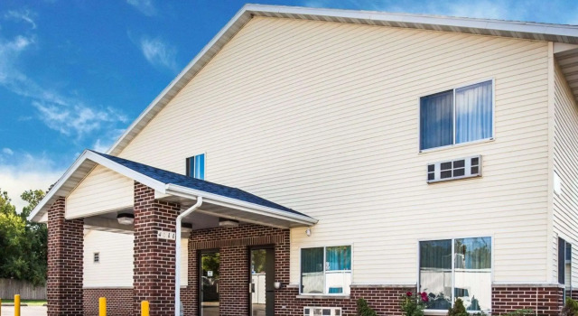 Rodeway Inn Cedar Rapids, Rezerwuj Mini-hotel Hotele w Iowa z basenem, Basen