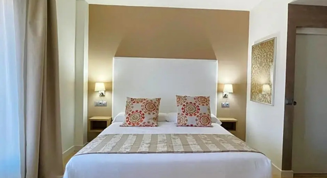 Añoreta Golf and Suites, Varaa Hotelli Rincon de la Victoria Axarquía