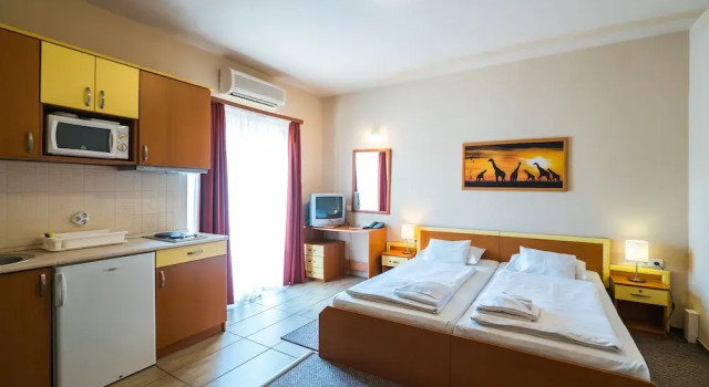 Beach Hotel, Забронировать Отель Отели Шиофок с парковкой, рядом с Железнодорожный вокзал Шиофок, Парковка