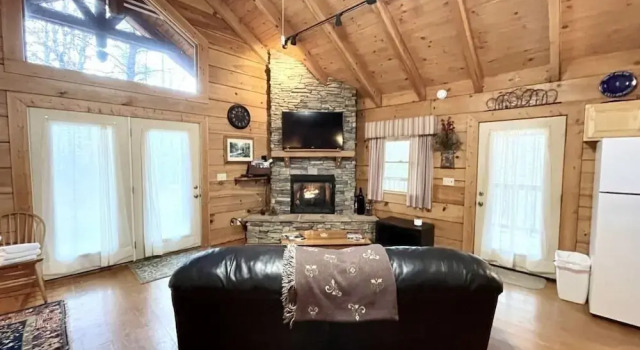 Romantic, pet friendly cabin with private hot tub, washer/dryer and full kitchen Studio Cabin by RedAwning, Book Feriehus Hoteller i Monroe med parkering, Parkering