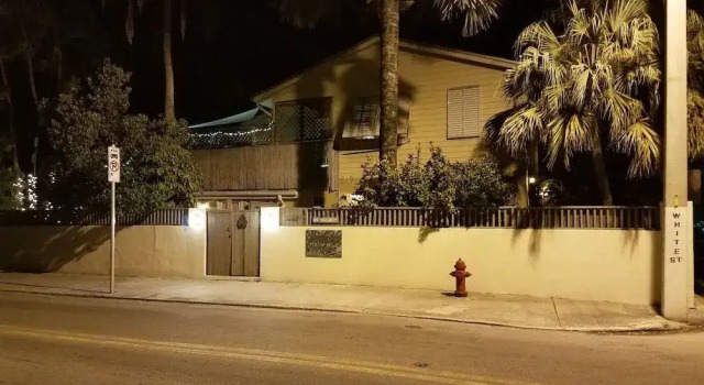 Authors Key West Guesthouse, Забронировать Гостевой дом Гостевые дома Ки-Уэст, рядом с Key West Firehouse Museum, Гостевой дом