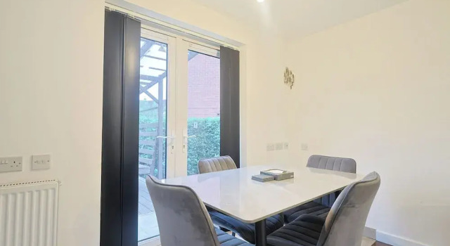 Manchester 3-beds, Sleeps 6 With On-site Parking
