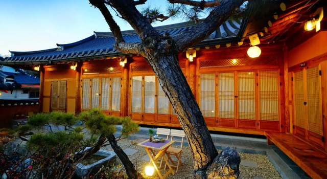 Jeonju Hanok Maeul Sukbak Sarang Gadeuk, Забронировать Отель Чонджу Чолла-Пукто, рядом с Конфуцианская школа хянгё в Чонджу
