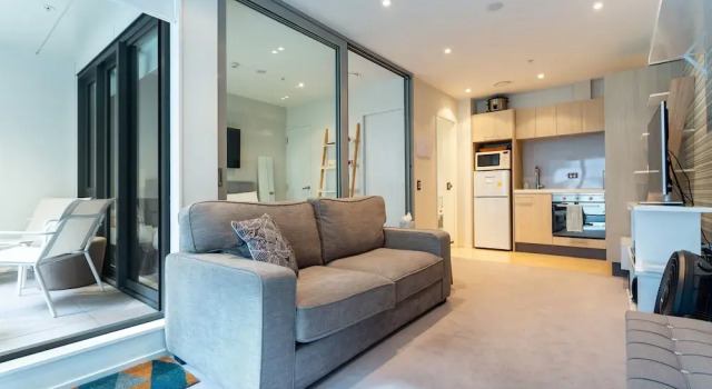 Toodle's Pristine inner-city nest with carpark