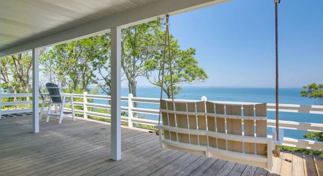 Коттедж Bayfront Home w/ Deck - 4 Mi to Downtown Plymouth!