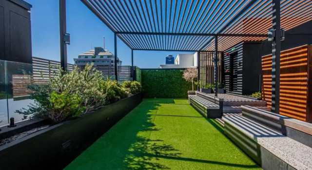 Stylish Studio Apartment with Rooftop Pool, Забронировать Апартаменты/квартира Кейптаун Cape Peninsula, рядом с Christiaan Barnard Hospital