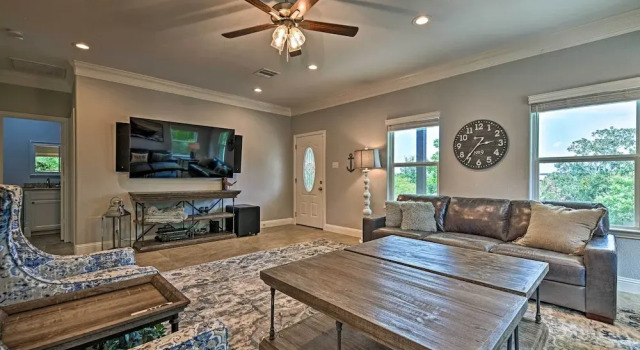 Luxury Granbury Home w/ Game Room: Steps to Lake!, Забронировать Отель Отели Гранбери с парковкой, рядом с Гольф-клуб Harbor Lakes, Парковка
