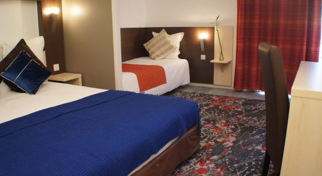 Трёхместный номер Standard с балконом The Originals City, Hôtel La Siesta, Annonay Est