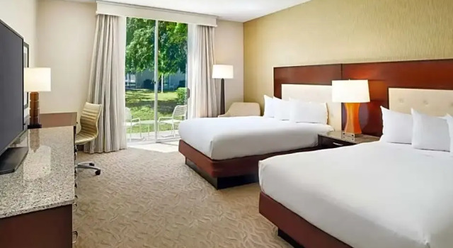Четырёхместный номер Standard с видом на сад Hilton Oakland Airport Hotel