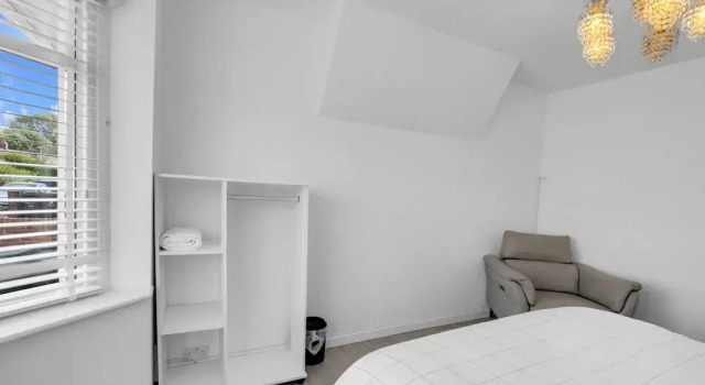 4 Bed - Sleeps 8 - Free Parking - Garden, Забронировать Отель Отели Англии 3 звезды, 3*