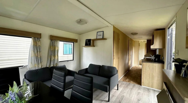 Residence With a Spacious Garden Located in a Child-friendly Park