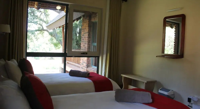 Ekuthuleni River Front Chalets, Book Chalet Hoteller i Limpopo med parkering, Parkering
