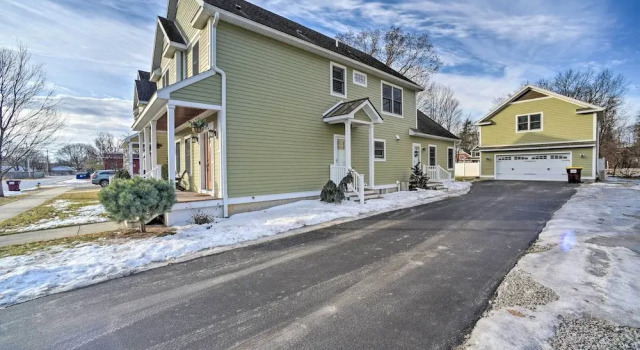 Коттедж Walk to Belmont Stakes! Retreat w/ Game Room & Gym