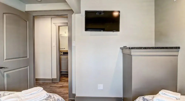 Flat's AB - 5 Br Cottage