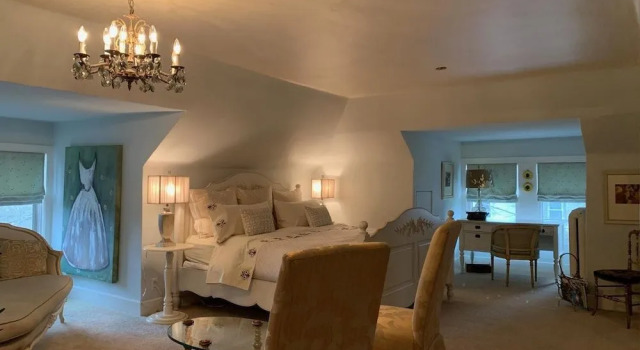 Lion's Head Bed & Breakfast, Забронировать Отель «постель и завтрак» Отели Ниагара Фолс с парковкой, рядом с Крытый аквапарк Фоллсвью, Парковка