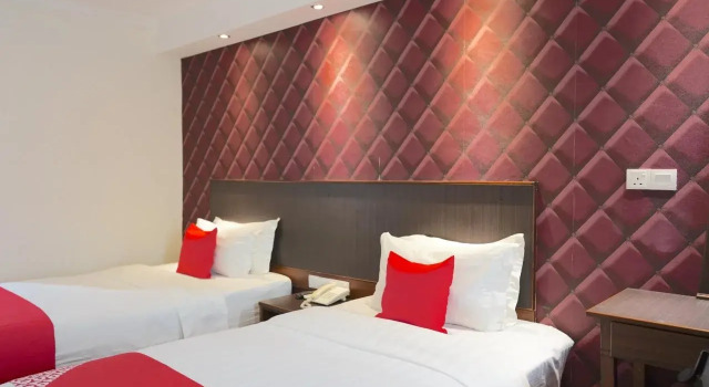 OYO 43987 Season Inn, Rezerwuj Hotel Hotele w Sarawak z parkingiem, Parking