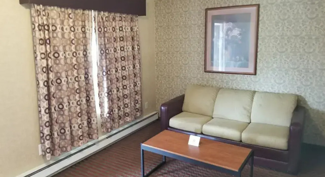 Четырёхместный люкс All Seasons Inn & Suites