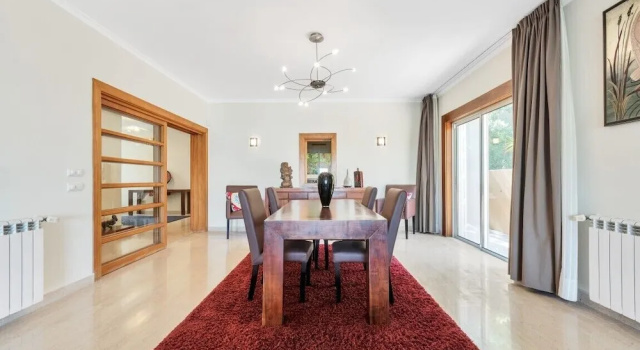 3 Bedroom Villa, Sleeps 6, with Pool, Air Con, WiFi & Walk to Shops, Забронировать Отель Отели Алгарви с парковкой, Парковка