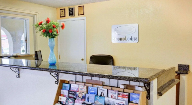 Econo Lodge San Marcos University Area, Забронировать Мини-отель Сан-Маркос Texas Hill Country, рядом с Техасский музыкальный театр