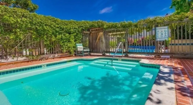 Beachfront Townhome in Solana Beach features Private Den SS166 by RedAwning, Book Lejlighed Solana Beach Californien