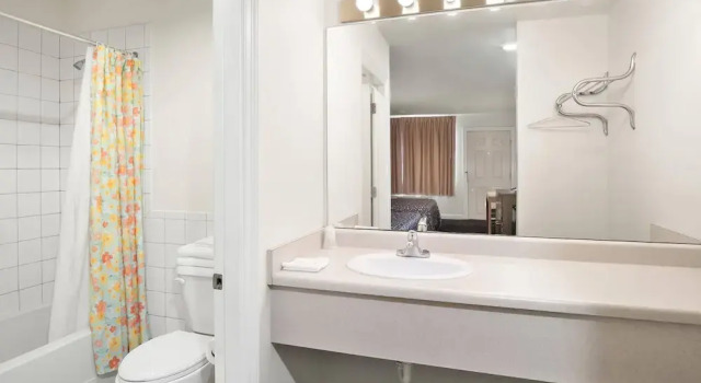Четырёхместный номер Standard Rodeway Inn Garland Harbor Point
