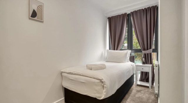 Коттедж 3-bed 2-bath Wembley Apartment With Free Parking