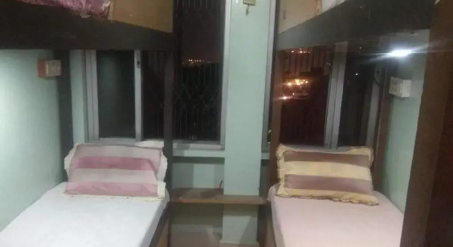 Кровать в общем номере Shiva Guest House
