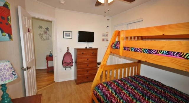 Mermaid Bungalow- 2 BR House Close to the Beach