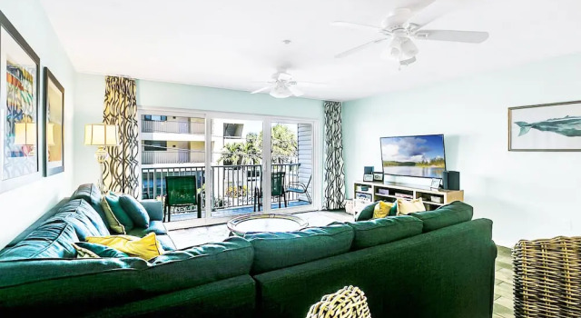 Beachside Condo in Tampa Bay by RedAwning, Забронировать Апартаменты/квартира Отели Индиан-Рокс-Бич с бассейном, Бассейн