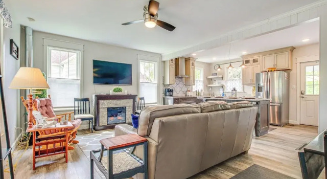 Коттедж Lavish House w/ Patio - 2 Blocks to Green Lake!