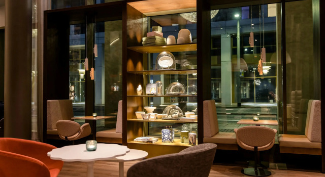 Motel One Dresden am Zwinger, Забронировать Мотель Отели Дрездена с завтраком, рядом с Улица Вайсе Гассе в Дрездене, Завтраки