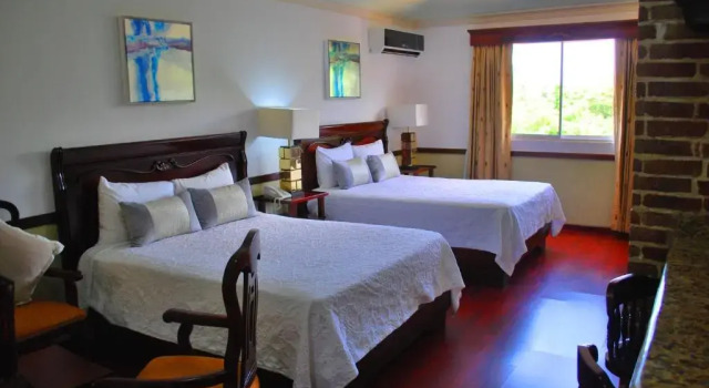 Полулюкс Deluxe Platino Hotel & Casino