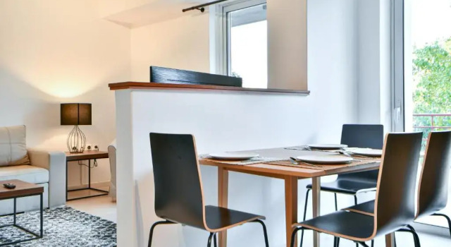 Fully-Renovated Apartment in Palaio Faliro, Забронировать Апартаменты/квартира Палео Фалиро Афины, рядом с Кардиохирургическийцентр имени Онассиса