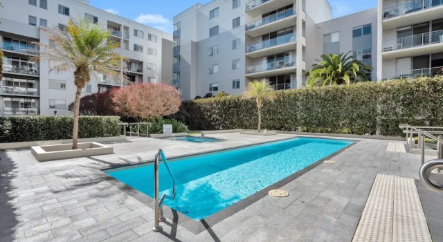 Апартаменты Modern 1-bed Unit With Pool Views and Balcony