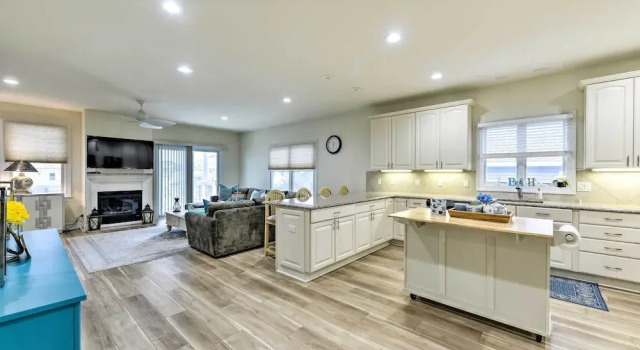 Sunny Brigantine Townhome: Walk to Beach, Забронировать Апартаменты/квартира Бригантин Джерси-Шор
